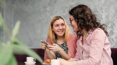 2 vrouwen met elkaar in gesprek